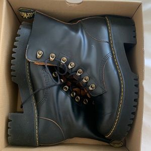Dr. Martens Leona lace up boots almost new